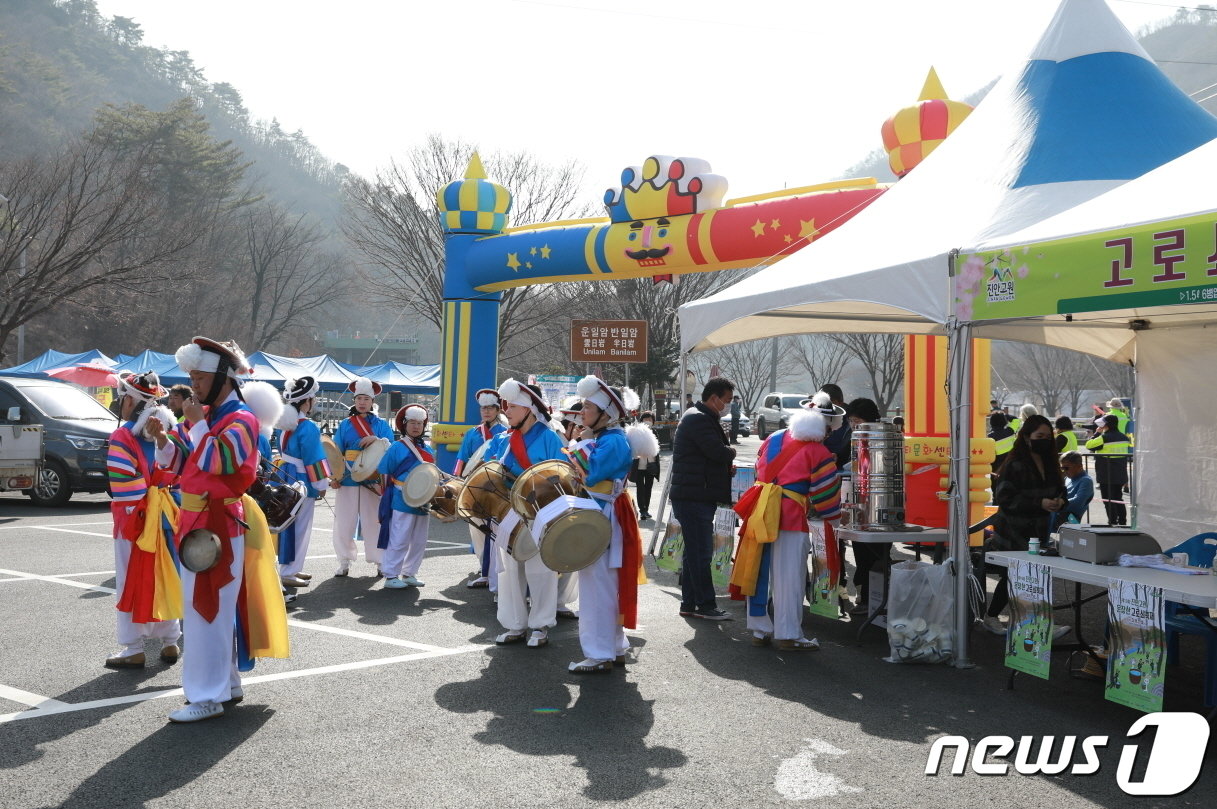 11일 전북 진안군 주천면 운일암반일암 삼거광장에서 운장산 고로쇠 축제 개막 식전행사로 증평굿이 공연되고 있다.&#40;진안군제공&#41;2023.3.11/뉴스1 ⓒ News1 김동규 기자