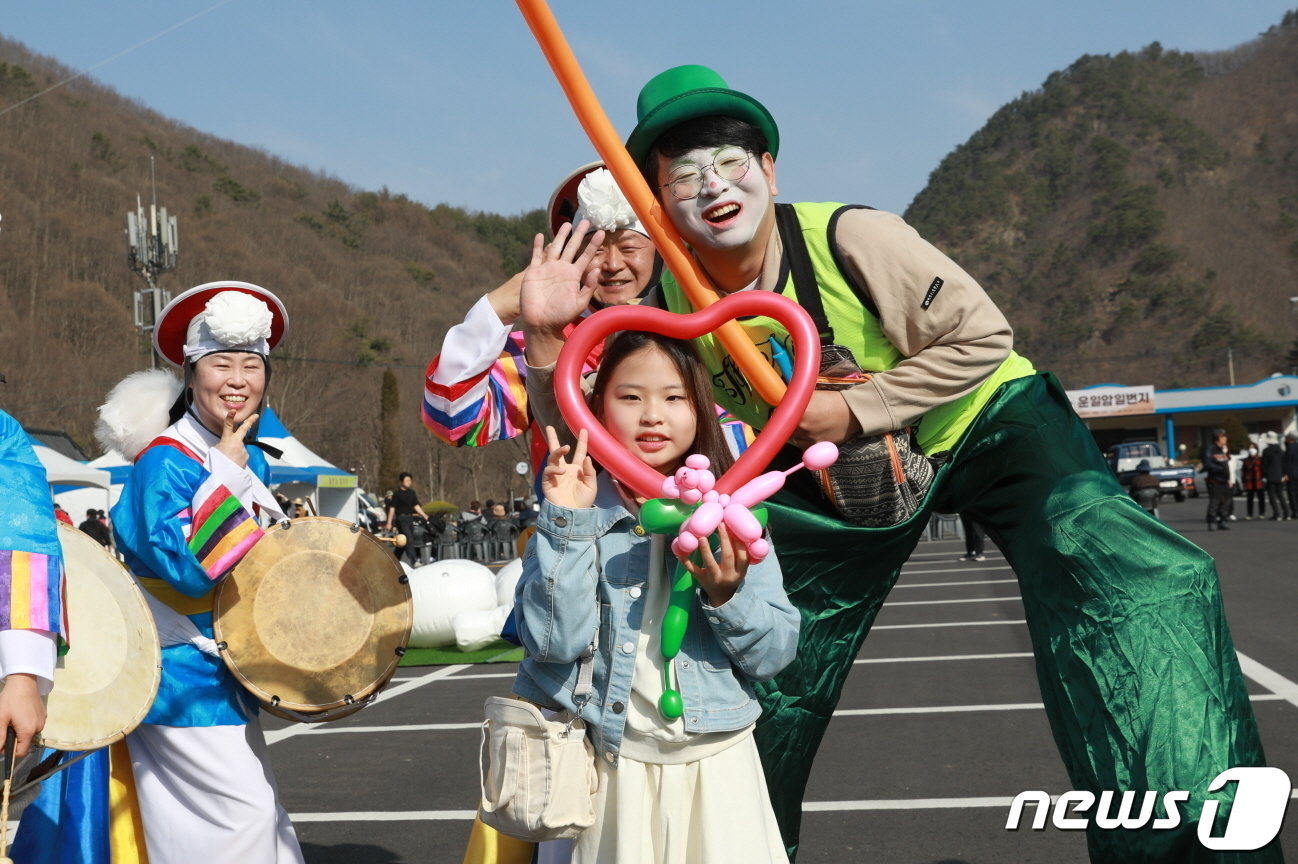 11일 전북 진안군 주천면 운일암반일암 삼거광장에서 운장산 고로쇠 축제가 개막된 가운데 피에로가 어린이들에게 풍선을 불어주고 있다.&#40;진안군제공&#41;2023.3.11/뉴스1 ⓒ News1 김동규 기자