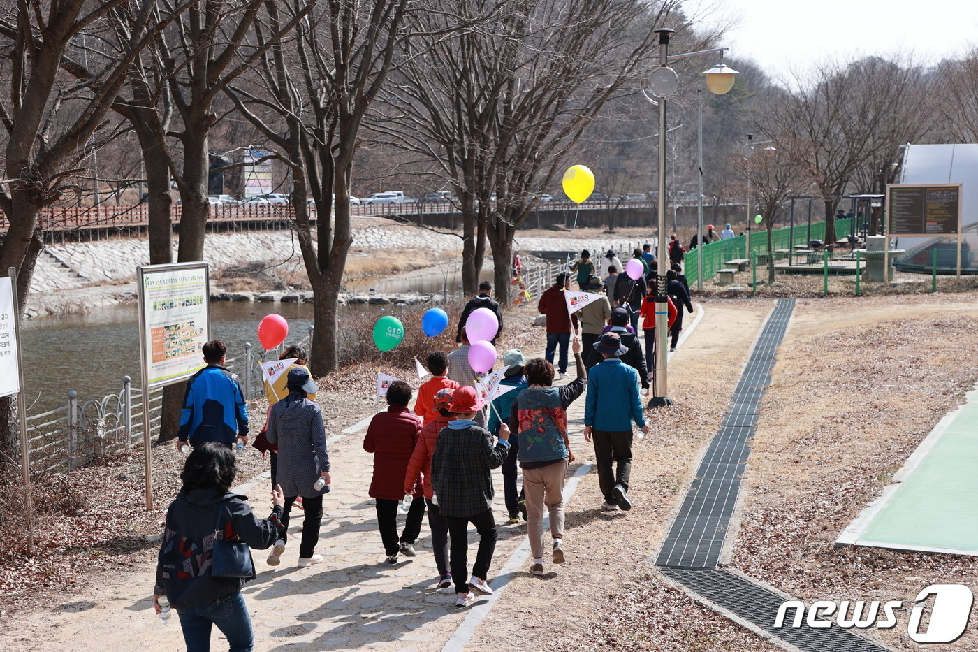 11일 전북 진안군 주천면 운일암반일암 삼거광장에서 운장산 고로쇠 축제가 개막된 가운데 관광객들이 진안고원길 걷기를 시작하고 있다.&#40;진안군제공&#41;2023.3.11/뉴스1 ⓒ News1 김동규 기자