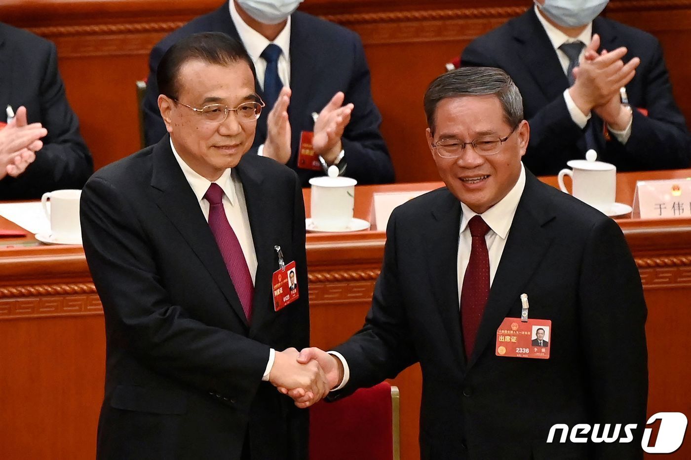 본문 이미지 - 위 전인대에서 리창 신임 중국 총리와 악수를 하고 있는 리커창 전 총리.  ⓒ AFP=뉴스1 ⓒ News1 우동명 기자
