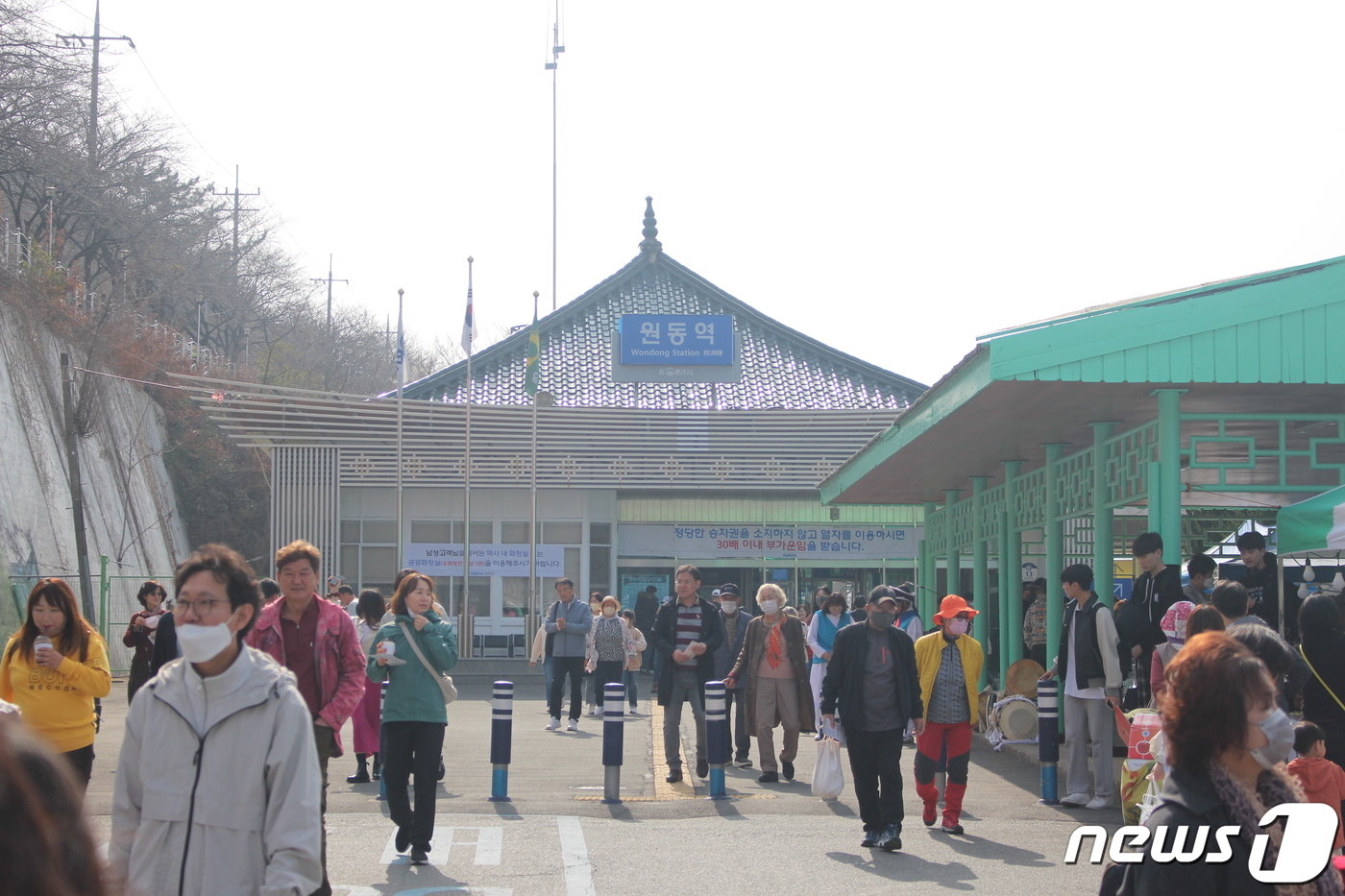 본문 이미지 - 원동역 입구에서는 축제를 찾은 상춘객들로 붐볐다. 2023.3.11/뉴스1 송보현 기자