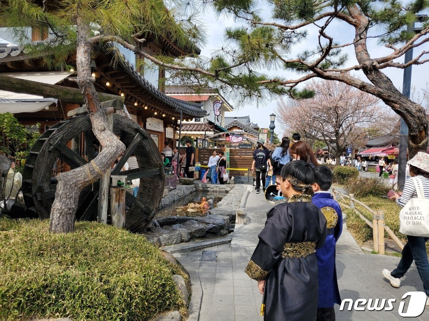 본문 이미지 - 11일 전주 한옥마을에 한복을 입은 아이들이 물레방아를 보고 있다..2023.3.11./ⓒ 뉴스1