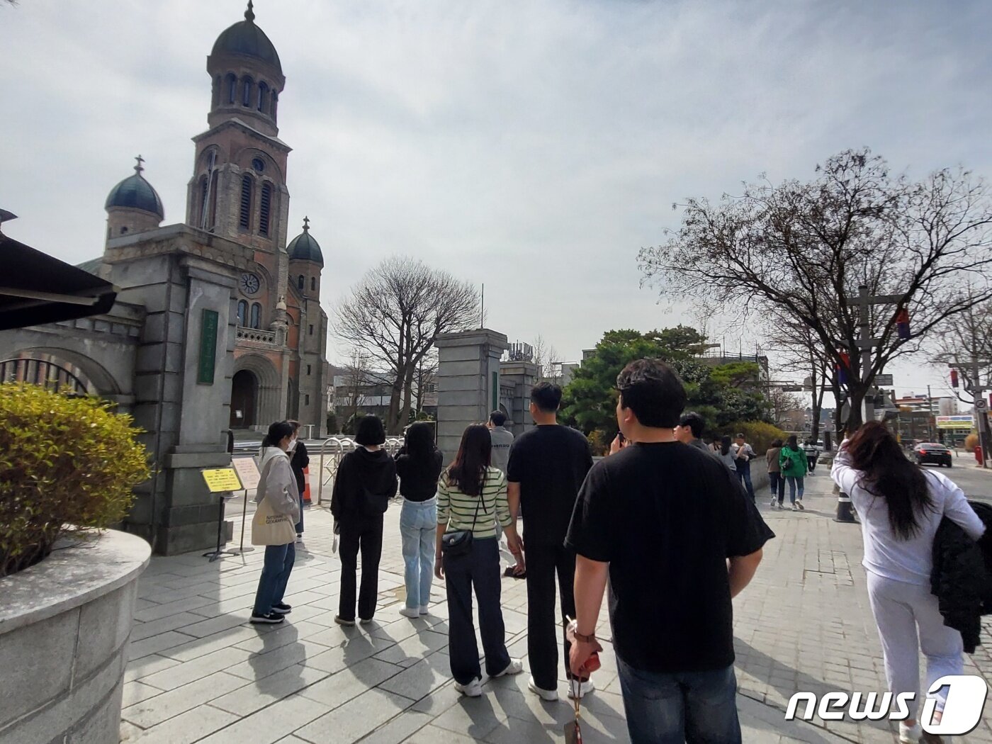 본문 이미지 - 11일 출입이 통제된 전주 전동성당 앞에 관광객들이 모여있다.2023.3.11./ⓒ 뉴스1 김혜지 기자
