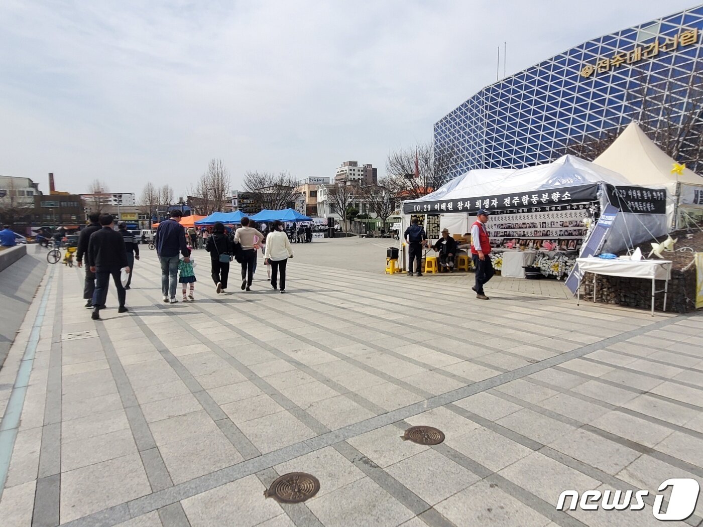 본문 이미지 - 11일 전주 한옥마을 인근 풍남문 광장에도 관광객들의 발길이 이어지고 있다.2023.3.11./ⓒ 뉴스1