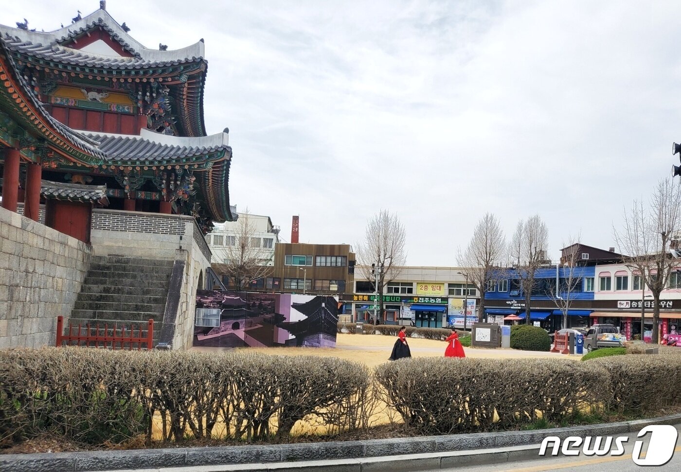 본문 이미지 - 11일 전주 풍남문 광장에서 중년 여성 2명이 서로 사진을 찍어주고 있다.2023.3.11./ⓒ 뉴스1 김혜지 기자