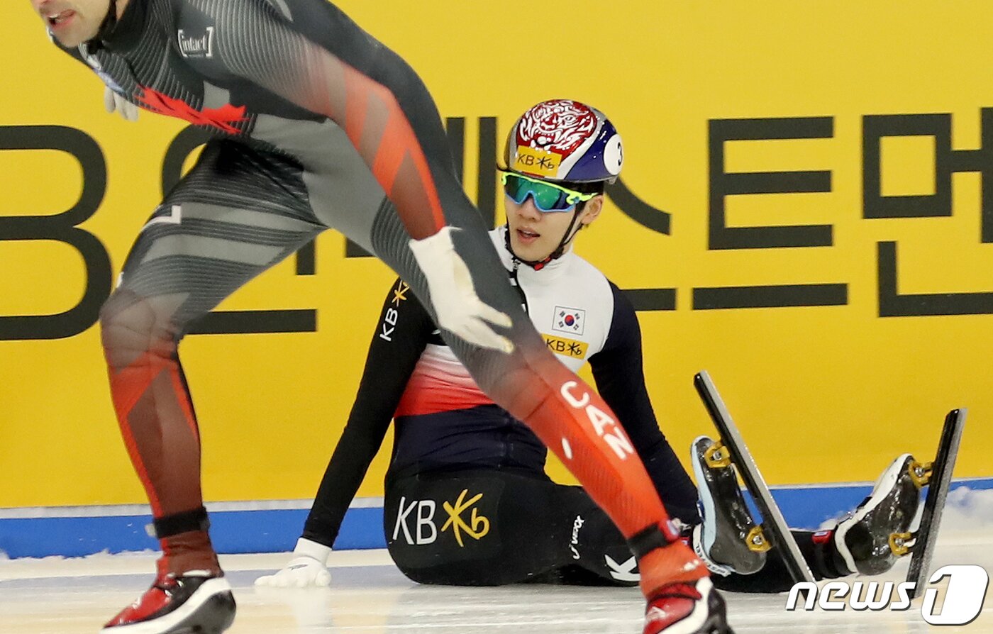 본문 이미지 - 대한만국 쇼트트랙 대표팀 이준서가 11일 서울 양천구 목동아이스링크에서 열린 ISU 세계 쇼트트랙 선수권대회 2023 남자 500미터 준결승에서 넘어지고 있다. 2023.3.11/뉴스1 ⓒ News1 장수영 기자