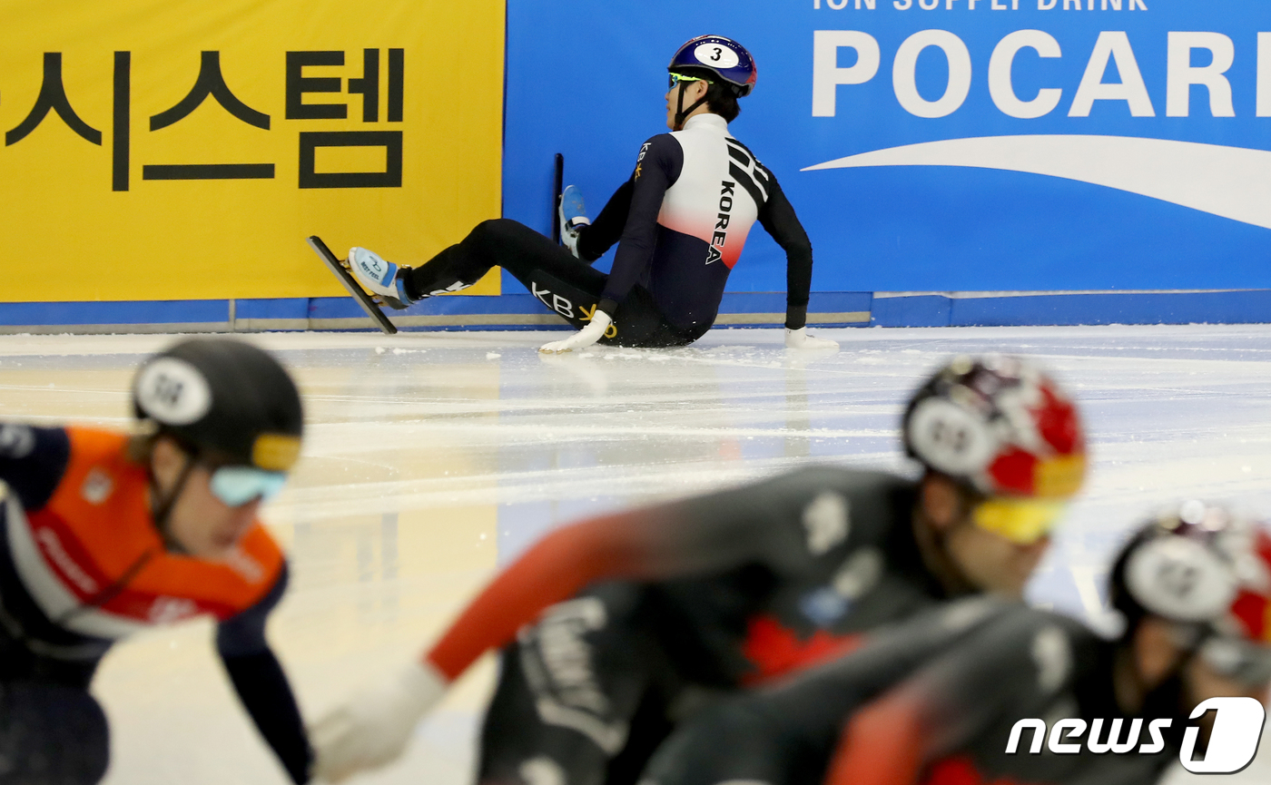 (서울=뉴스1) 장수영 기자 = 대한만국 쇼트트랙 대표팀 이준서가 11일 서울 양천구 목동아이스링크에서 열린 ISU 세계 쇼트트랙 선수권대회 2023 남자 500미터 준결승에서 넘 …