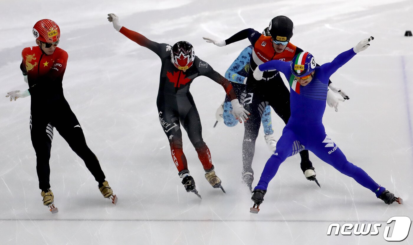 본문 이미지 - 11일 서울 양천구 목동아이스링크에서 열린 ISU 세계 쇼트트랙 선수권대회 2023 남자 500미터 결승 경기에서 이탈리아 피에트로 시겔(Pietro Sighel)과 중국 린샤오쥔(한국명 임효준)이 동시에 결승선을 통과하고 있다. 2023.3.11/뉴스1 ⓒ News1 장수영 기자