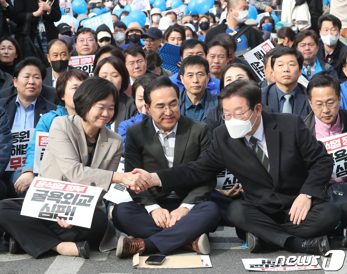 본문 이미지 - 이재명 더불어민주당 대표와 이정미 정의당 대표가 11일 서울 중구 서울시청광장에서 열린 '강제동원 굴욕해법 강행 규탄 및 일본의 사죄배상 촉구 2차 범국민대회'에서 악수를 하고 있다. 가운데는 박홍근 더불어민주당 원내대표. 2023.3.11/뉴스1 ⓒ News1 송원영 기자