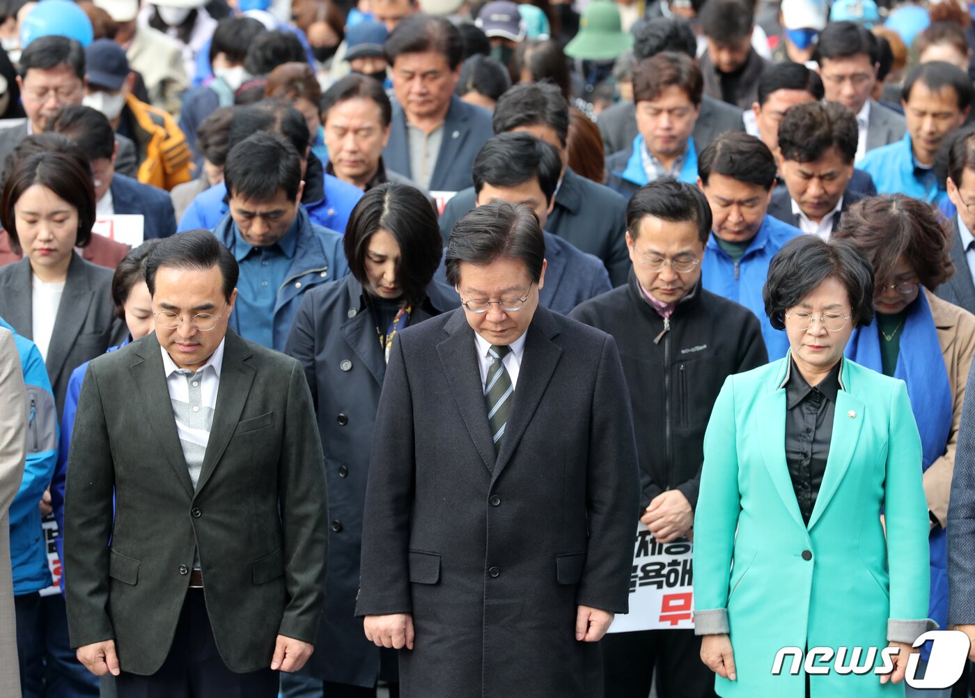 본문 이미지 - 이재명 더불어민주당 대표 등이 11일 서울 중구 서울시청광장에서 열린 '강제동원 굴욕해법 강행 규탄 및 일본의 사죄배상 촉구 2차 범국민대회'에서 묵념을 하고 있다. 2023.3.11/뉴스1 ⓒ News1 송원영 기자