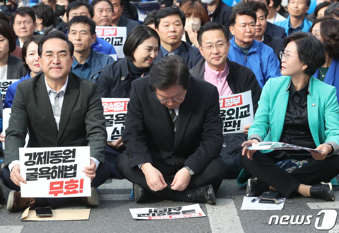 본문 이미지 - 이재명 더불어민주당 대표가 11일 서울 중구 서울시청광장에서 열린 '강제동원 굴욕해법 강행 규탄 및 일본의 사죄배상 촉구 2차 범국민대회'에 참석하고 있다. 2023.3.11/뉴스1 ⓒ News1 송원영 기자