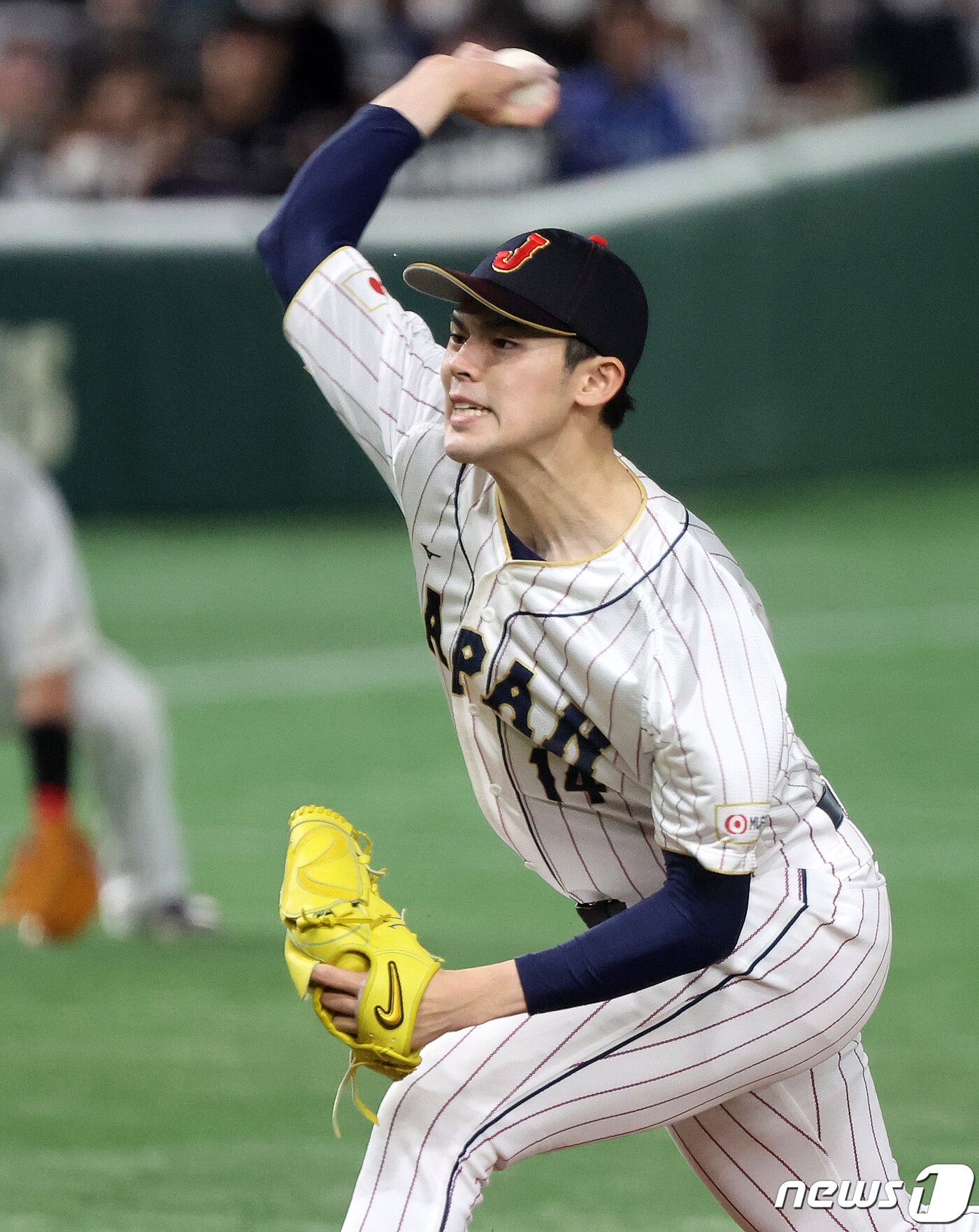 본문 이미지 - 11일 오후 일본 도쿄돔에서 열린 2023 월드베이스볼클래식&#40;WBC&#41; B조 1라운드 체코와 일본의 경기, 일본 대표팀 선발 사사키 로키가 3회초 등판해 힘차게 공을 던지고 있다. 2023.3.11/뉴스1 ⓒ News1 김진환 기자