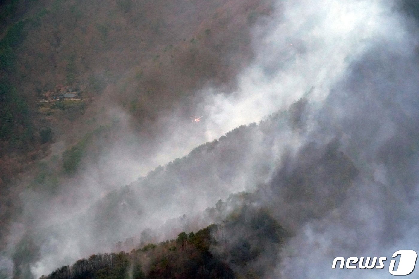 경남 하동군 화개면 대성리 산에서 지난 11일 발생한 산불이 확산돼 소방헬기가 화재 진화 작업을 하고 있다. &#40;산림청 제공&#41; 