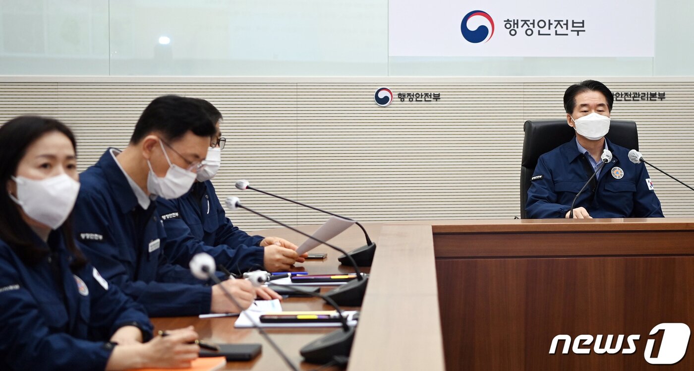 본문 이미지 - 김성호 행정안전부 재난안전관리본부장이 11일 저녁 세종시 정부세종2청사 중앙재난안전상황실에서 경남 하동군 산불 대응 관계기관 긴급 상황판단회의를 하고 있다. (행정안전부 제공) 2023.3.11/뉴스1 ⓒ News1 장수영 기자