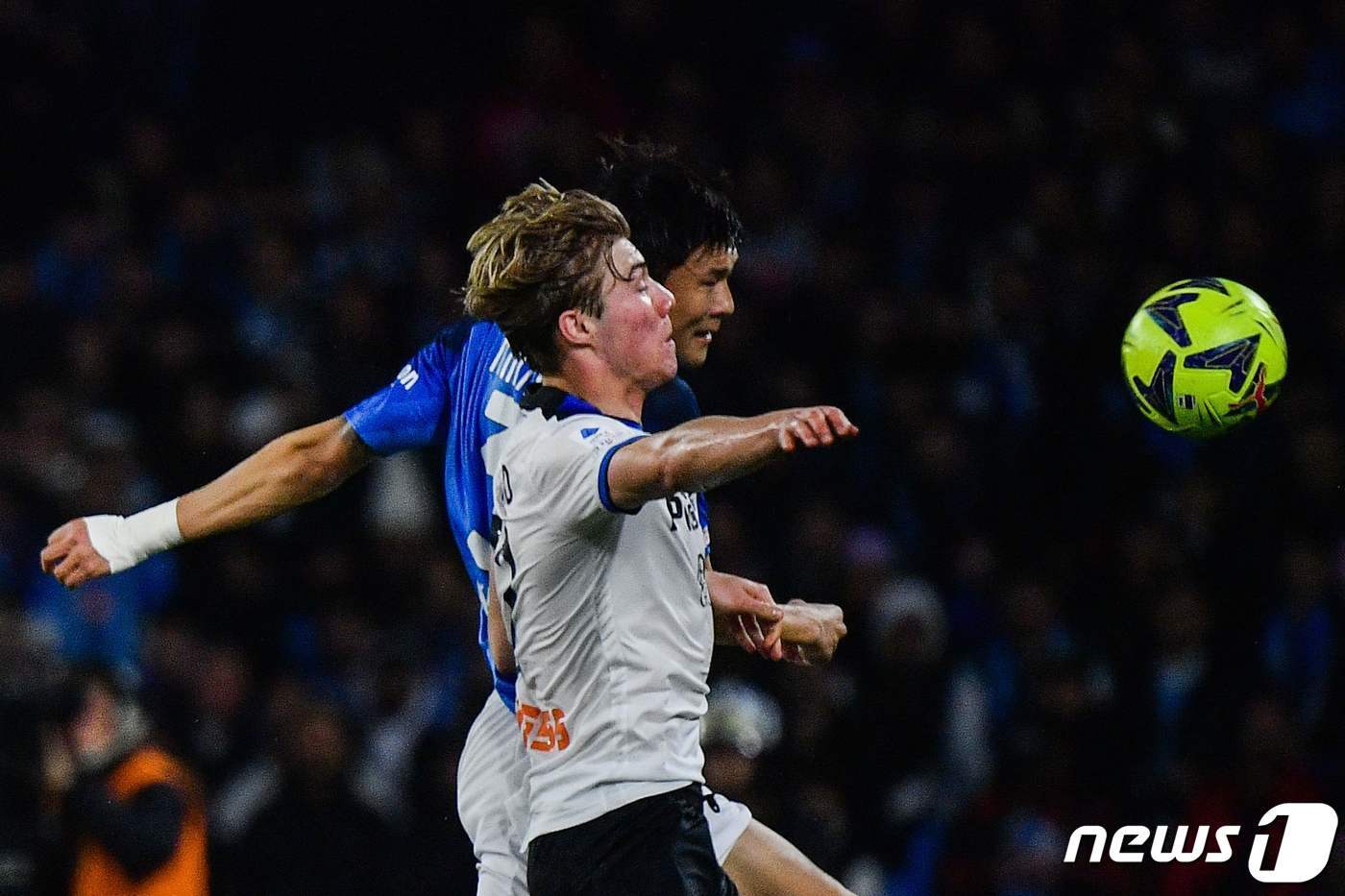 본문 이미지 - 공중볼 경합을 하는 김민재 ⓒ AFP=뉴스1