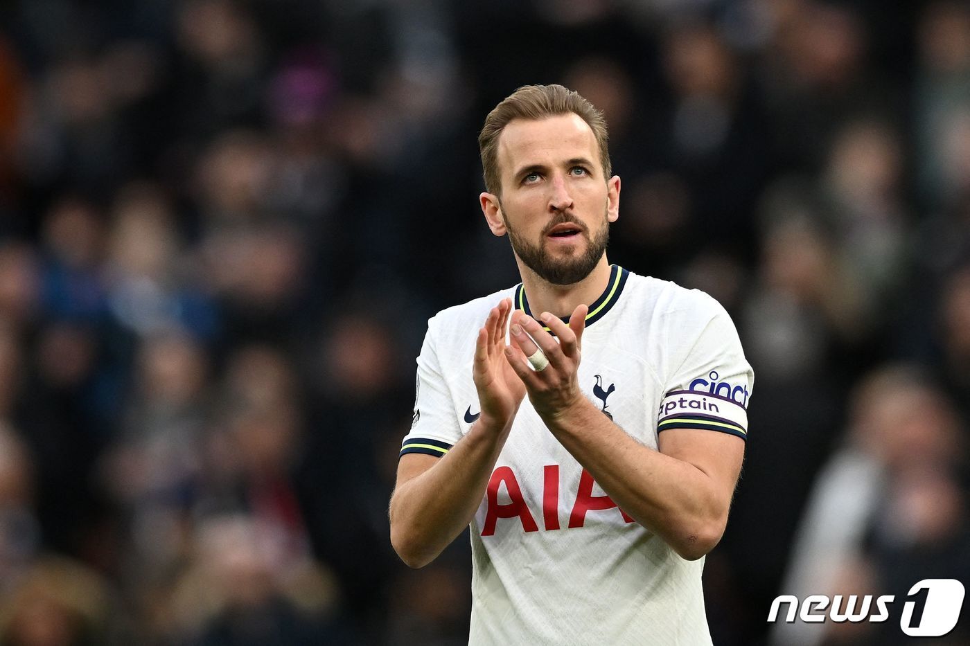 본문 이미지 - 토트넘의 해리 케인이 11일(현지시간) 런던의 토트넘 홋스퍼 스타디움에서 열린 EPL 노팅엄 포리스트와 경기를 승리로 마친 뒤 박수를 치고 있다. ⓒ AFP=뉴스1 ⓒ News1 우동명 기자