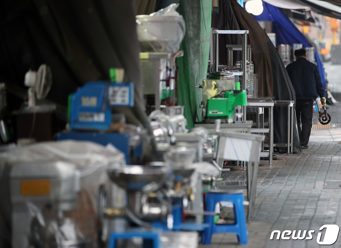본문 이미지 - 서울 중구 황학동 주방거리에서 한 작업자가 중고 주방기구를 정리하고 있다. 2023.3.12/뉴스1 ⓒ News1 박정호 기자