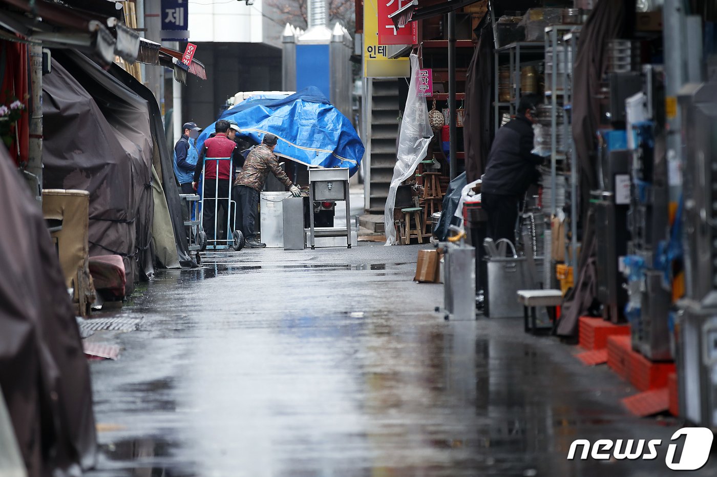 지난해 3월 서울 중구 황학동 주방거리에서 작업자들이 중고 주방기구를 정리하고 있다. 2023.3.12/뉴스1 ⓒ News1 박정호 기자