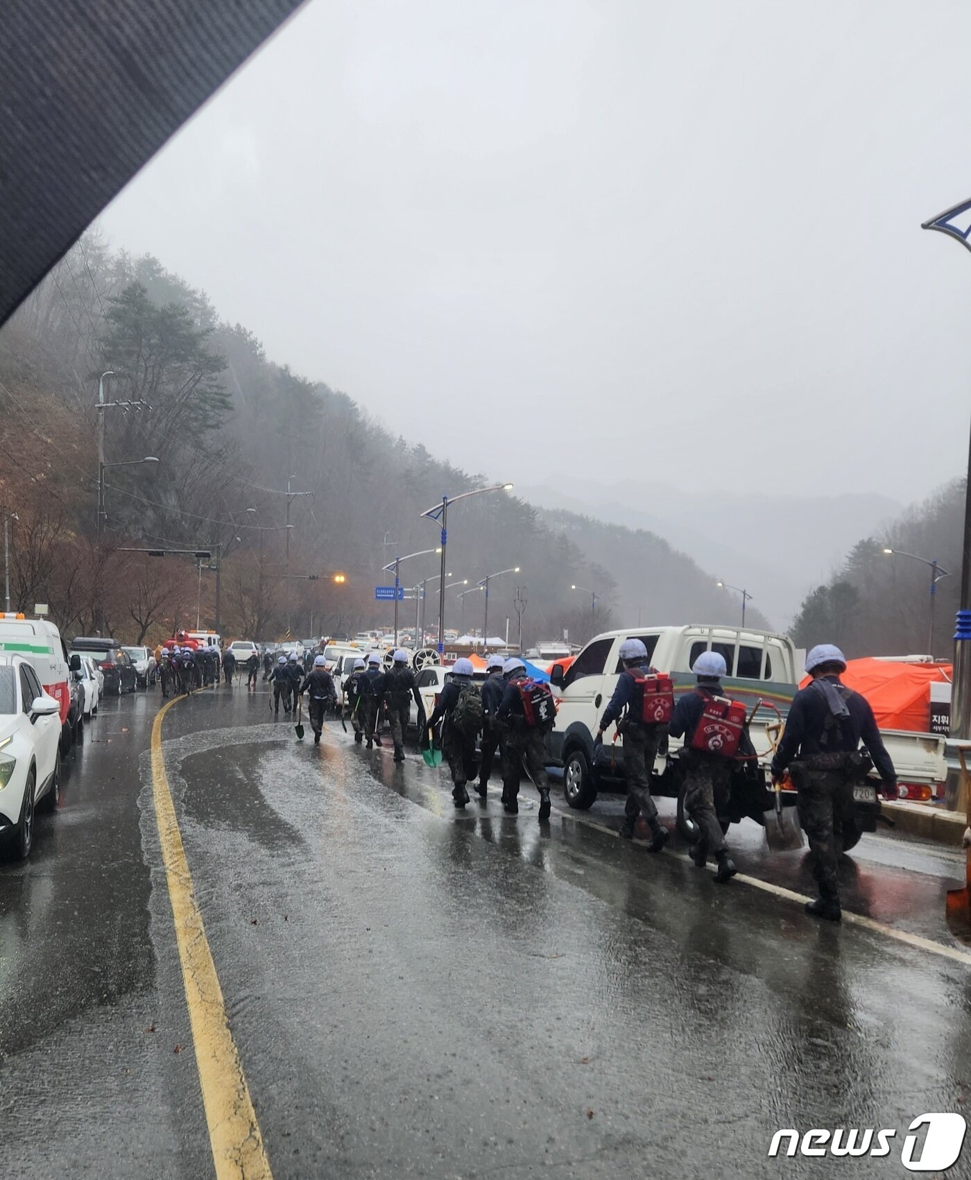 본문 이미지 - 경남 하동에서 발생한 산불로 대응 2단계가 내려진 가운데 이날 오전 11시30분께부터 비가 내리면서 산불진화대원 등이 철수하고 있다. (독자제공)2023.3.12/뉴스1 ⓒ News1 한송학 기자