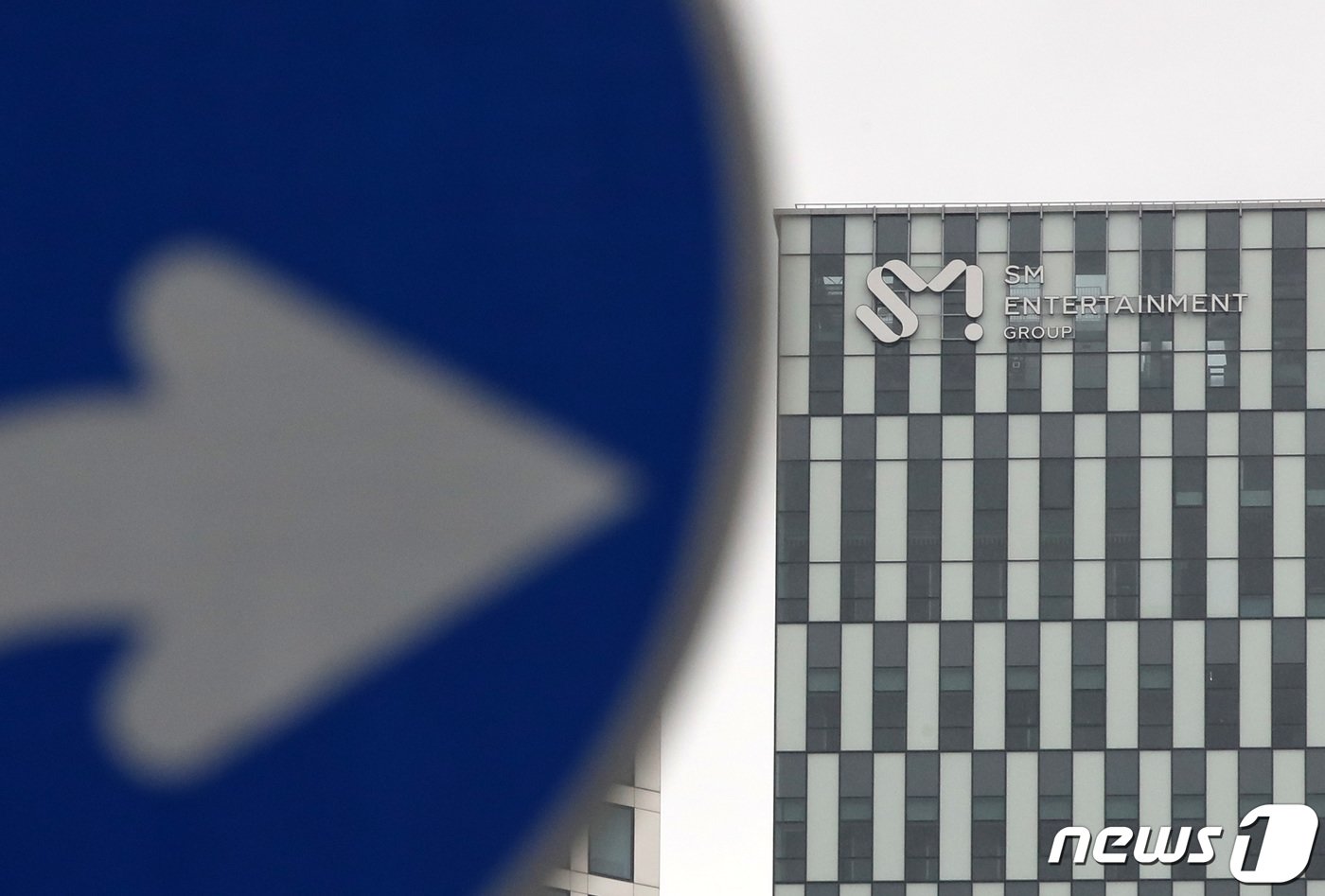 본문 이미지 - 사진은 서울 성동구 SM 본사의 모습. 2023.3.12/뉴스1 ⓒ News1 구윤성 기자