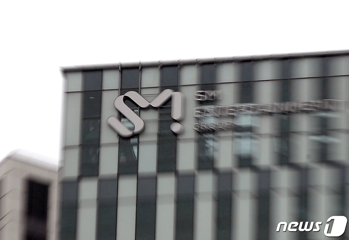 본문 이미지 - 서울 성동구 SM 본사의 모습. 2023.3.12/뉴스1 ⓒ News1 구윤성 기자