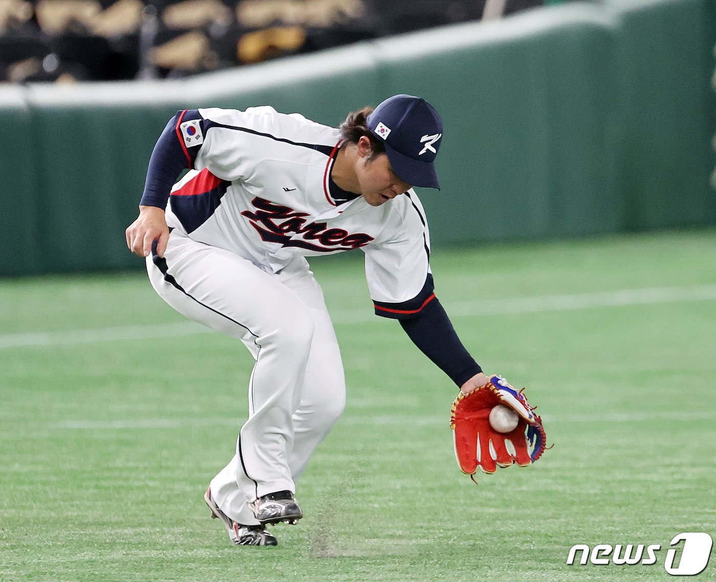 12일 오후 일본 도쿄돔에서 열린 2023 월드베이스볼클래식&#40;WBC&#41; B조 1라운드 체코와 대한민국의 경기, 대표팀 3루수 최정이 4회초 체코 대표팀 멘시크의 땅볼 타구를 잡아내고 있다. 2023.3.12/뉴스1 ⓒ News1 김진환 기자