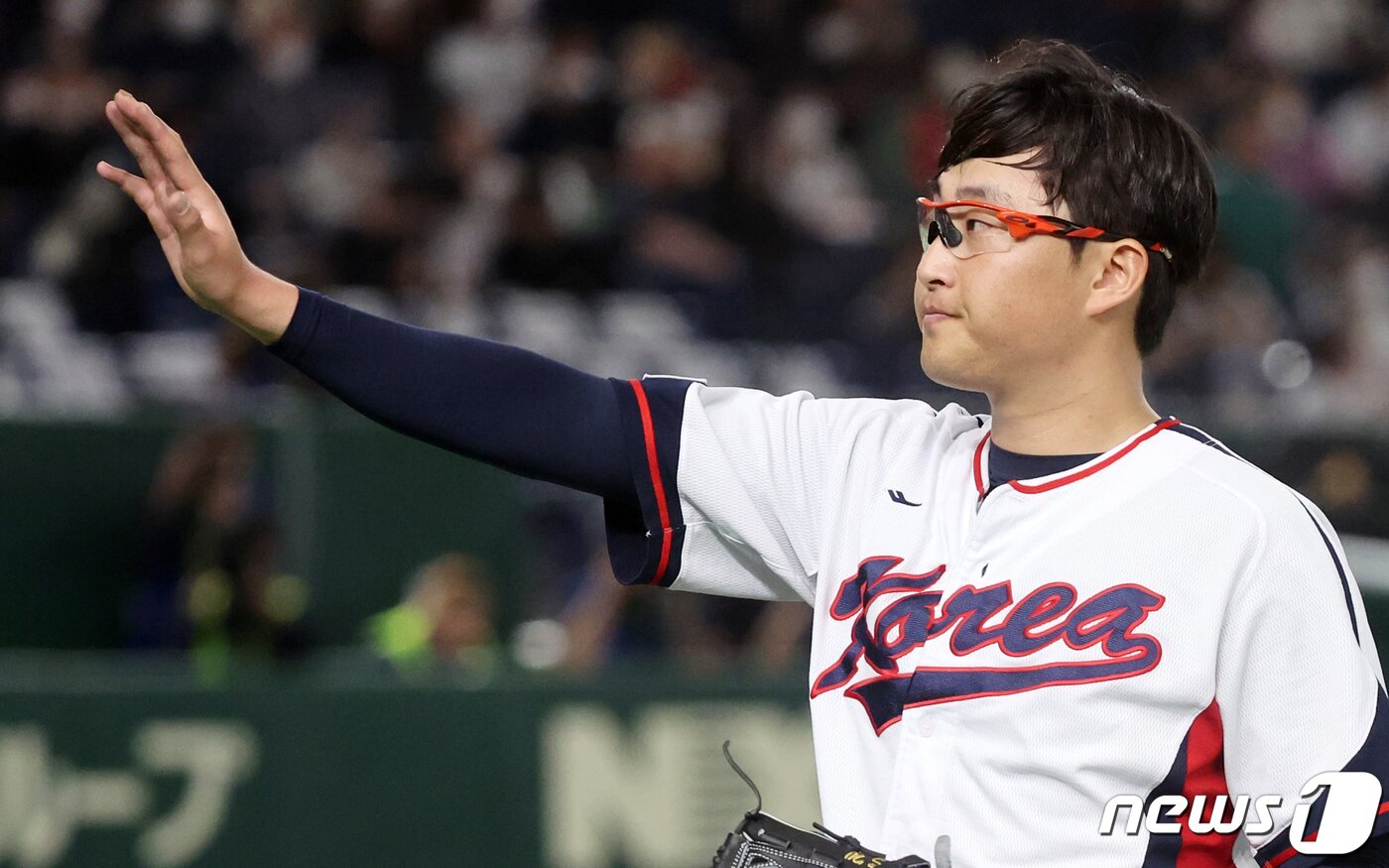 본문 이미지 - 12일 오후 일본 도쿄돔에서 열린 2023 월드베이스볼클래식(WBC) B조 1라운드 체코와 대한민국의 경기, 대표팀 선발 박세웅이 5회초 1사 2루에서 교체되며 응원 온 팬들을 향해 손을 흔들고 있다. 2023.3.12/뉴스1 ⓒ News1 김진환 기자