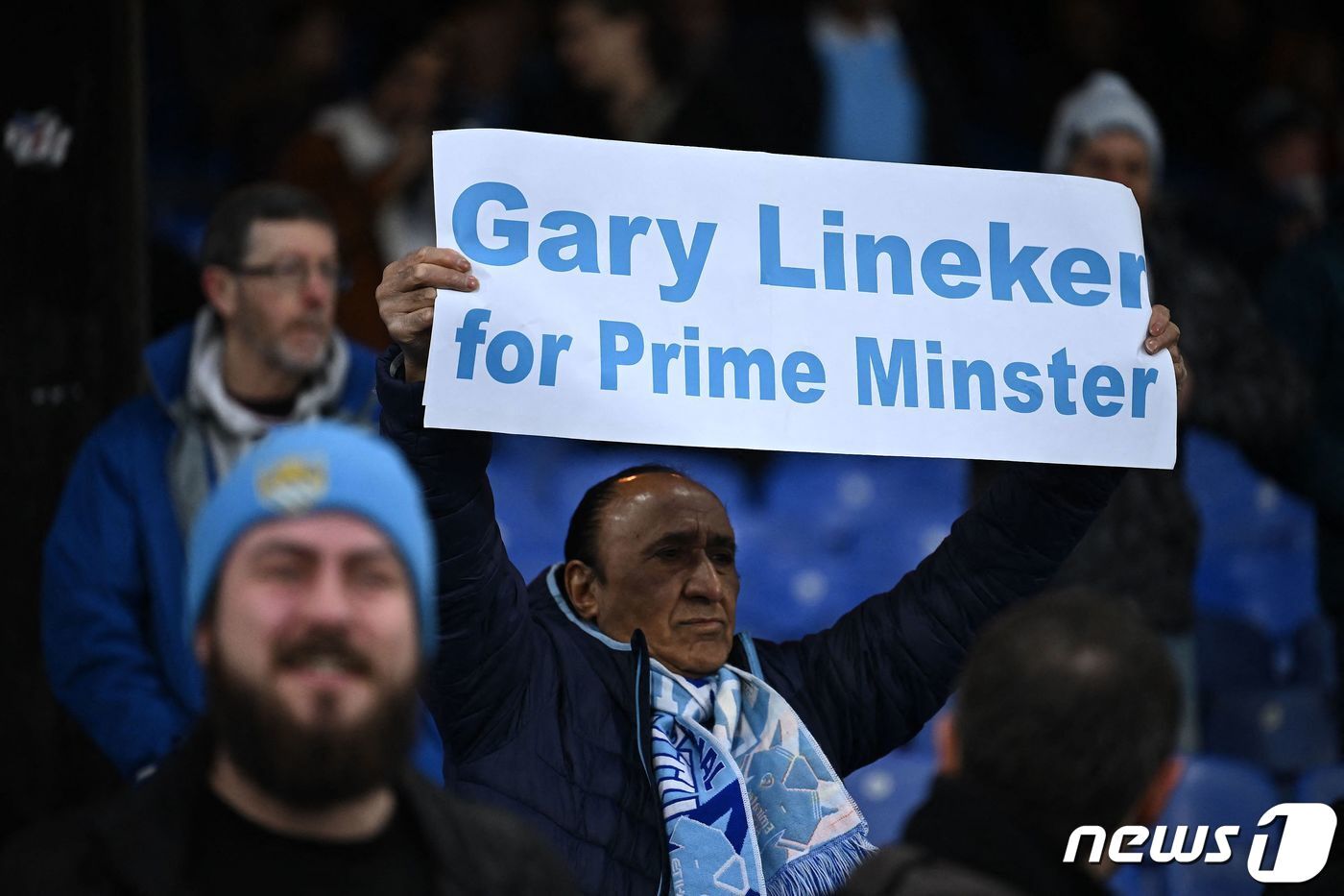 본문 이미지 - 11일(현지시간) 영국 런던의 셀허스트 파크에서 열린 2022-2023 잉글랜드 프리미어 리그(EPL) 27라운드 크리스털 팰리스와 맨체스터 시티의 경기에서 맨체스터 시티의 팬이 '게리 리네커를 총리로'라는 플래카드를 들고 있다. 23.03.11 ⓒ AFP=뉴스1 ⓒ News1 김예슬 기자