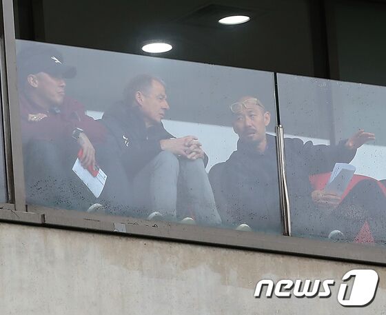 위르겐 클린스만 축구국가대표팀 감독(가운데)과 마이클 김 코치(오른쪽), 차두리 어드바이저. 2023.3.12/뉴스1 © News1 박정호 기자