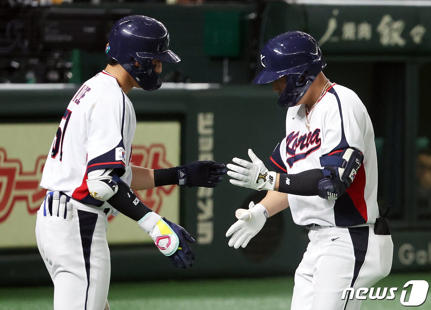 12일 오후 일본 도쿄돔에서 열린 2023 월드베이스볼클래식&#40;WBC&#41; B조 1라운드 체코와 대한민국의 경기, 대표팀 김하성이 7회말 선두타자로 나와 솔로홈런을 친 후 이정후와 세리머니를 하고 있다. 2023.3.12/뉴스1 ⓒ News1 김진환 기자