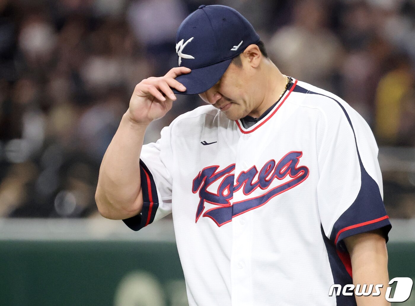 본문 이미지 - 12일 오후 일본 도쿄돔에서 열린 2023 월드베이스볼클래식(WBC) B조 1라운드 체코와 대한민국의 경기, 대표팀 이용찬이 8회초 2사 만루 상황에서 실점 후 마운드를 내려가고 있다. 2023.3.12/뉴스1 ⓒ News1 김진환 기자