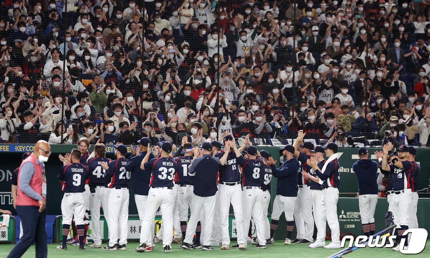 본문 이미지 - 12일 오후 일본 도쿄돔에서 열린 2023 월드베이스볼클래식(WBC) B조 1라운드 체코와 대한민국의 경기, 3대7 패배한 체코 대표팀 선수들이 응원 온 팬들을 향해 인사를 하고 있다. 2023.3.12/뉴스1 ⓒ News1 김진환 기자