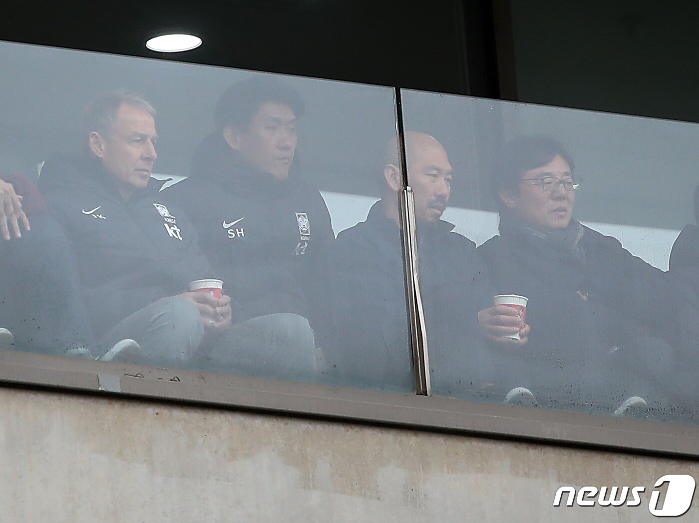 본문 이미지 - 위르겐 클린스만 축구국가대표팀 감독이 12일 오후 마포구 상암동 서울월드컵경기장에서 열린 2023 하나원큐 K리그1 3라운드 FC서울과 울산현대의 경기 후반전을 황선홍 U-23 대표팀 감독 등과 함께 관전하고 있다. 023.3.12/뉴스1 ⓒ News1 박정호 기자