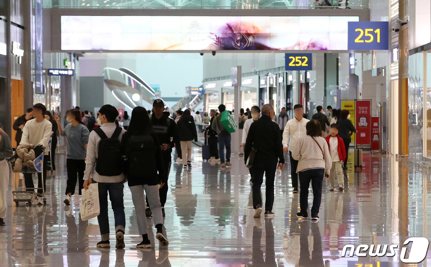 지난 12일 인천국제공항 면세점이 붐비고 있다. &#40;자료사진&#41; /뉴스1