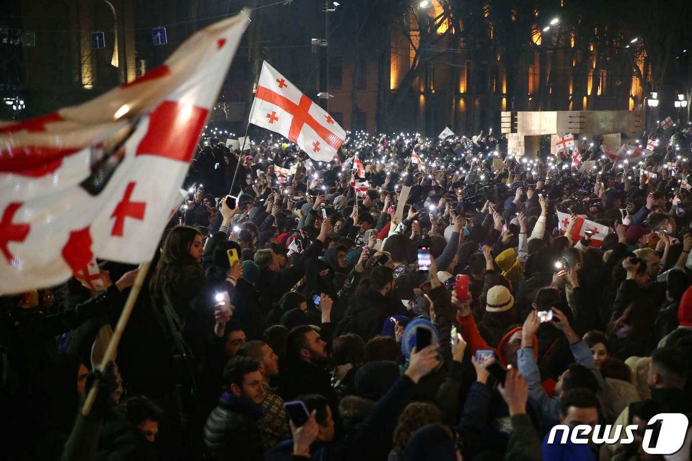 본문 이미지 - 10일&#40;현지시간&#41; 조지아 수도인 트빌리시에서 시위대가 거리로나와 경찰 간 무력 충돌이 벌어졌다. ⓒ AFP=뉴스1 ⓒ News1 정윤영 기자