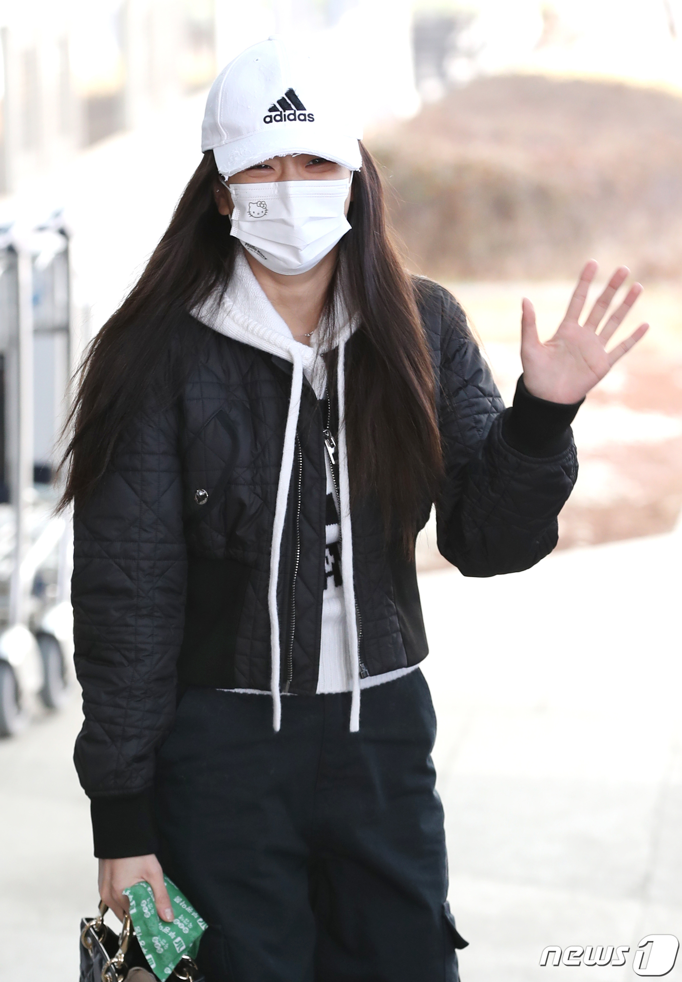 (김포공항=뉴스1) 권현진 기자 = 블랙핑크(BLACKPINK) 지수가 'BORN PINK' 월드투어 일정을 마치고 13일 오전 서울 강서구 김포국제공항 비즈니스 항공센터로 입국해 …