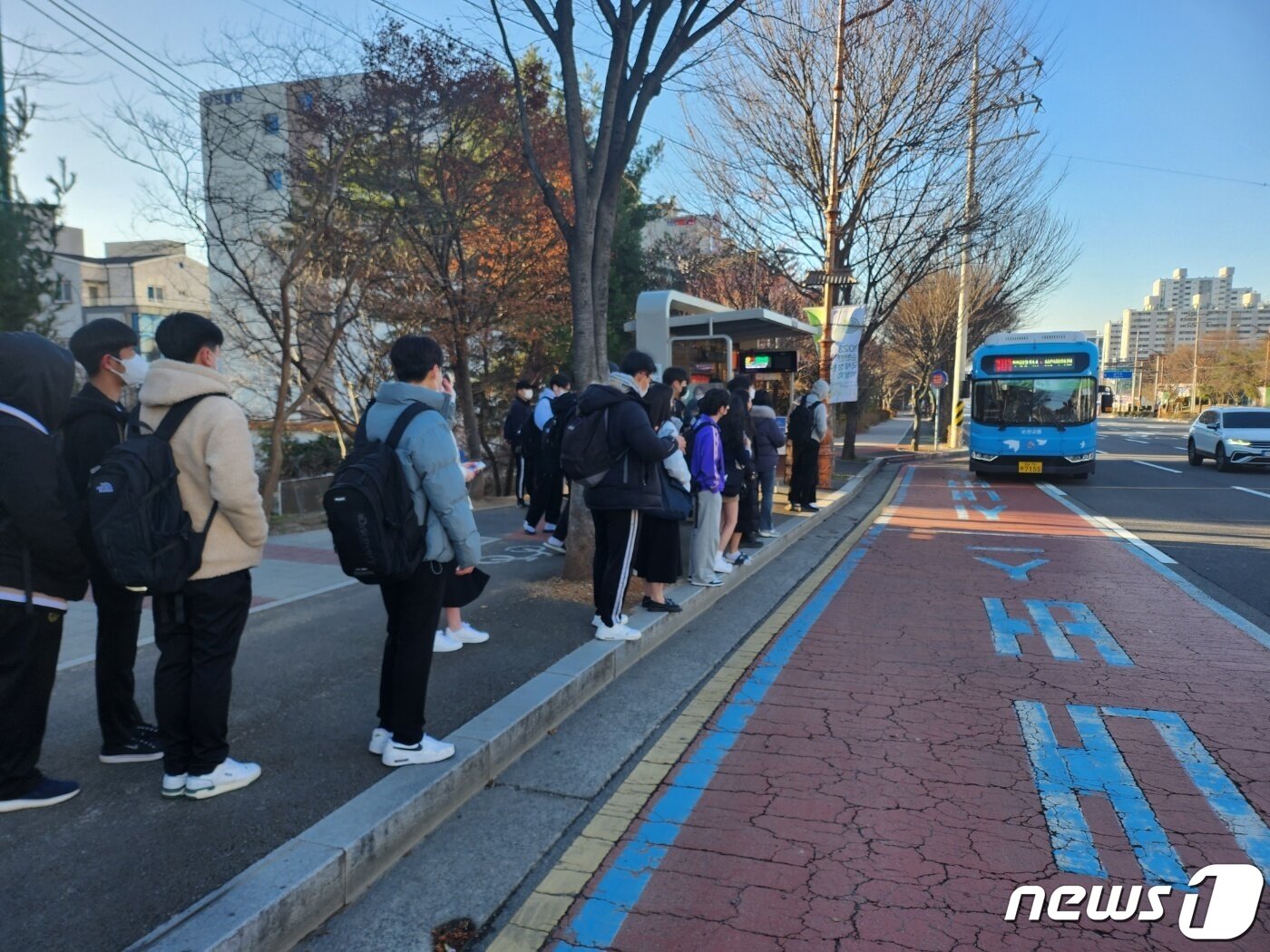 본문 이미지 - 한파주의보가 발효된 13일 오전 전남 순천 조례동 한 버스정류장에서 시민들이 반짝 꽃샘추위에 두 손을 주머니에 넣고 버스를 기다리고 있다.2023.3.13/뉴스1 ⓒ News1 김동수 기자