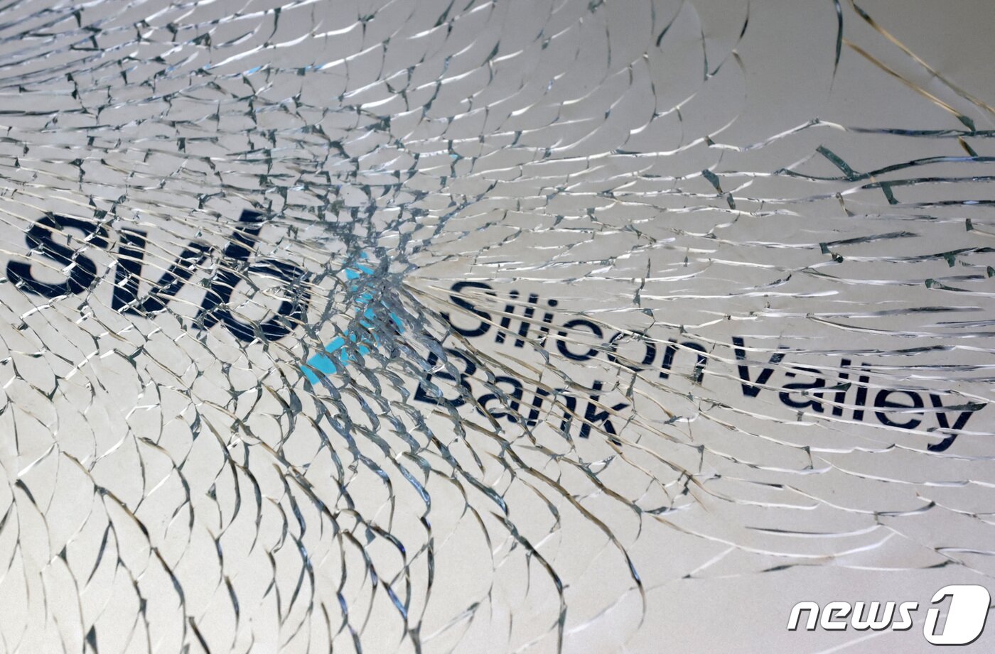 본문 이미지 - 미국 16위 은행인 실리콘밸리은행이 주말 사이 파산, 글로벌 경제에 미칠 영향에 전 세계가 촉각을 기울이고 있다. o ⓒ 로이터=뉴스1