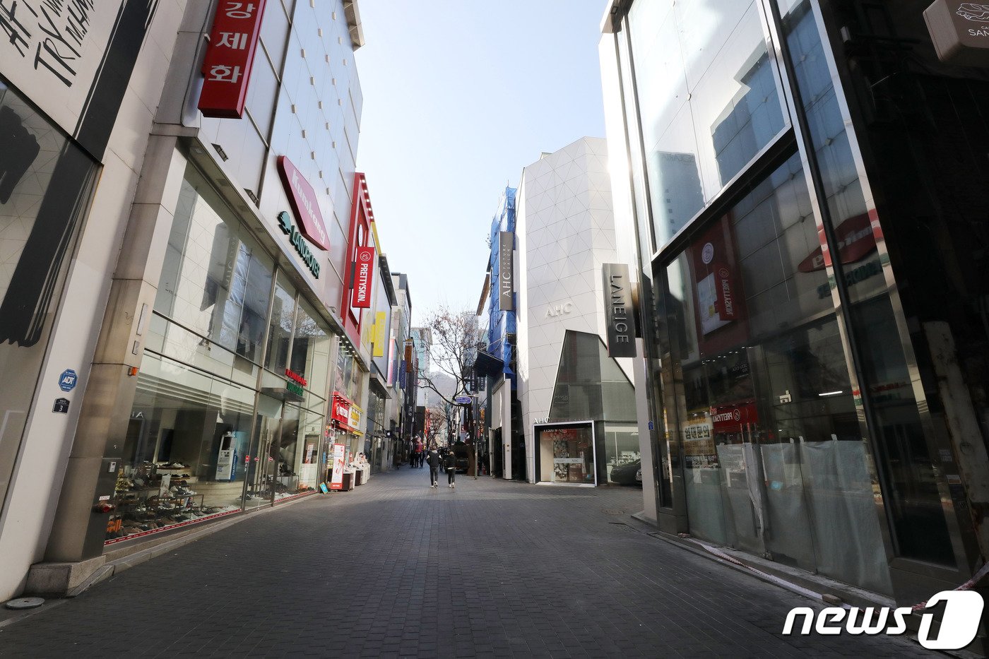 본문 이미지 - 13일 서울 중구 명동거리가 한산한 모습을 보이고 있다. 통계청 등에 따르면 민간 소비를 나타내는 2023년 1월 소매판매액지수는 103.9로 2020년 12월&#40;101.0&#41; 이후 가장 낮다. 고금리·고물가에 고용둔화까지 겹치며 실질 구매력이 약해진 영향으로 소비가 코로나19가 한창이던 시기와 유사한 수준으로 얼어붙었다. 2023.3.13/뉴스1 ⓒ News1 박세연 기자