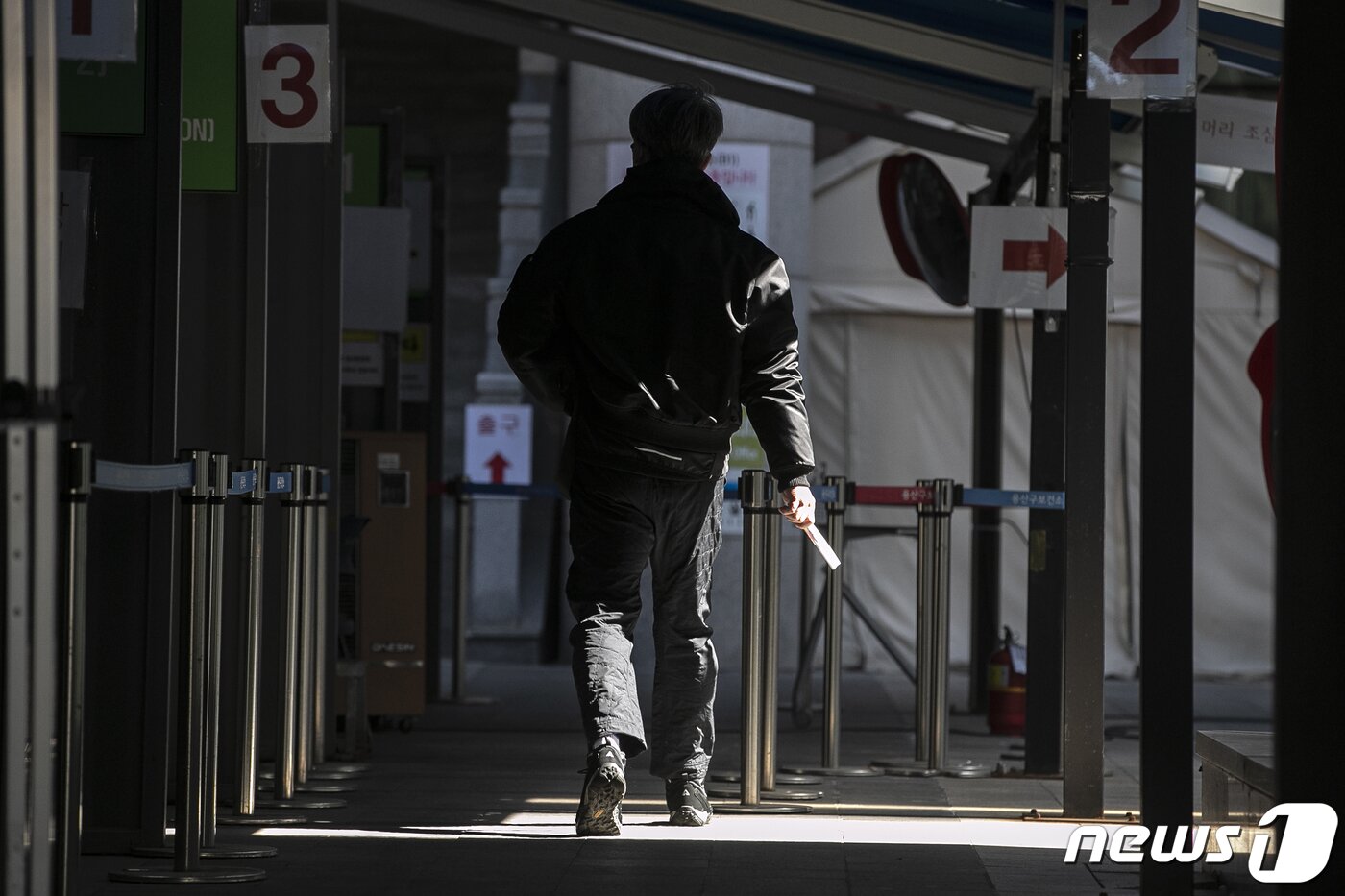 본문 이미지 - 13일 오전 서울 용산구보건소 코로나19 선별진료소에서 한 시민이 검사를 위해 발걸음을 옮기고 있다. 2023.3.13/뉴스1 ⓒ News1 이승배 기자