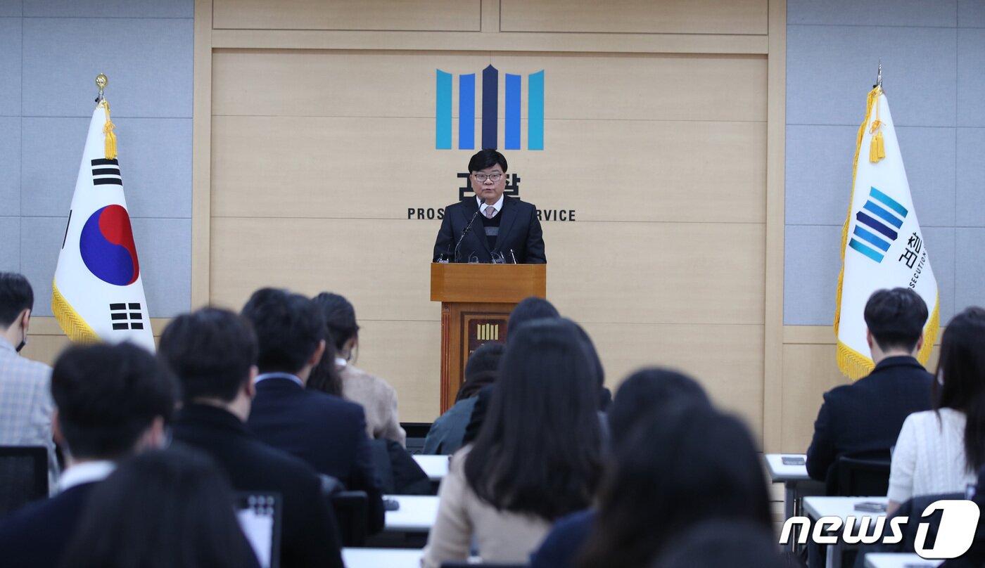 본문 이미지 - 13일 오전 서울 양천구 서울남부지방검찰청에서 김종호 병무청 차장이 뇌전증 위장 병역면탈 사범 등에 대한 종합수사결과를 발표하고 있다. 병무청과 서울남부지검 합동수사팀은 지난해 12월 5일부터 3개월 동안 뇌전증 위장 병역면탈 사범 등에 대한 대규모 수사를 전개한 결과 래퍼 라비를 포함한 면탈자와 병역 브로커, 공무원, 공범 등 137명을 적발해 기소했다. 2023.3.13/뉴스1 ⓒ News1 구윤성 기자