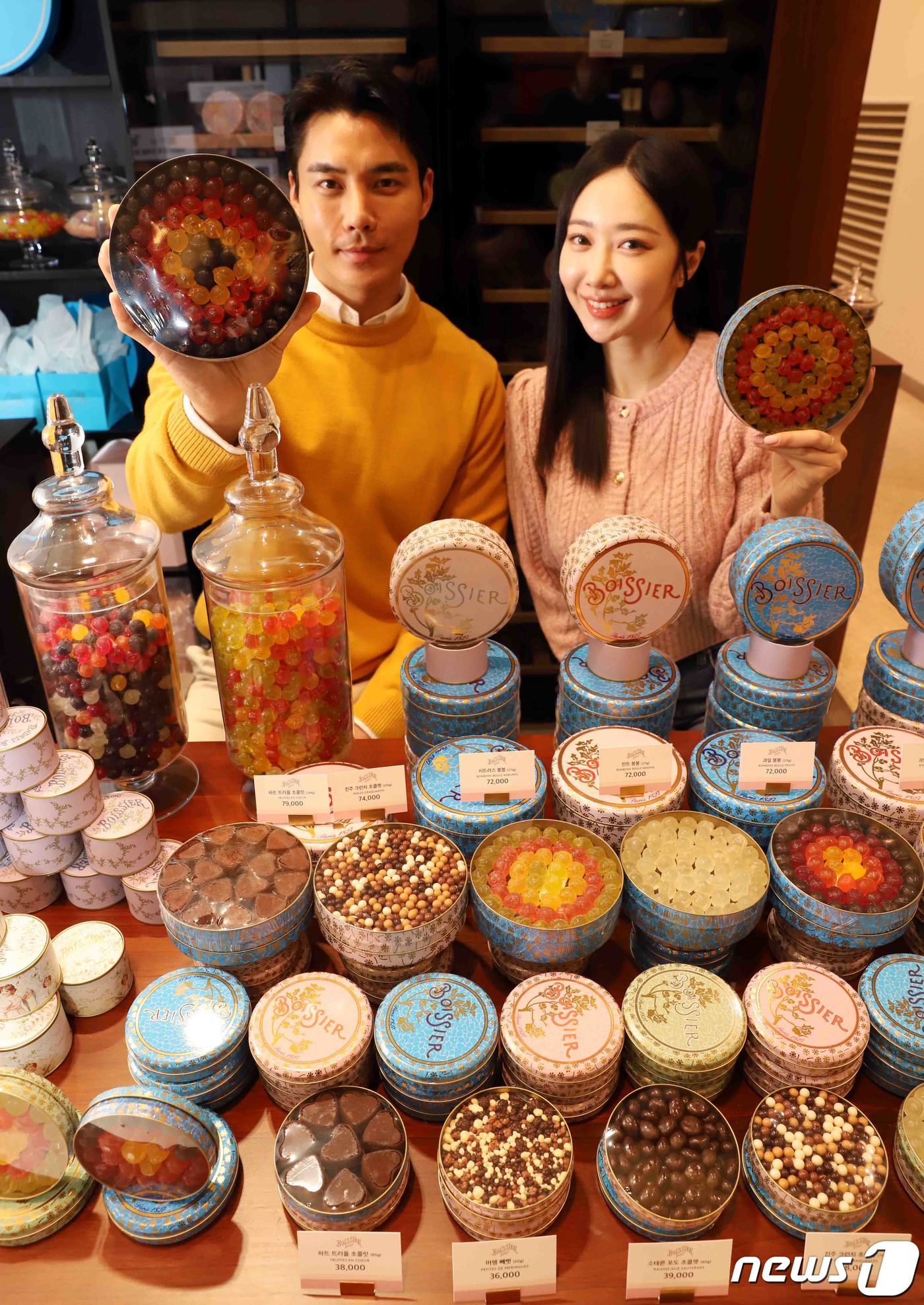 (서울=뉴스1) = 13일 서울 강남구 신세계백화점 강남점에서 프랑스 전통 디저트 '브아시에'를 소개하고 있다.신세계백화점 강남점 지하 1층에서 만나볼 수 있는 프랑스 프리미엄 디 …