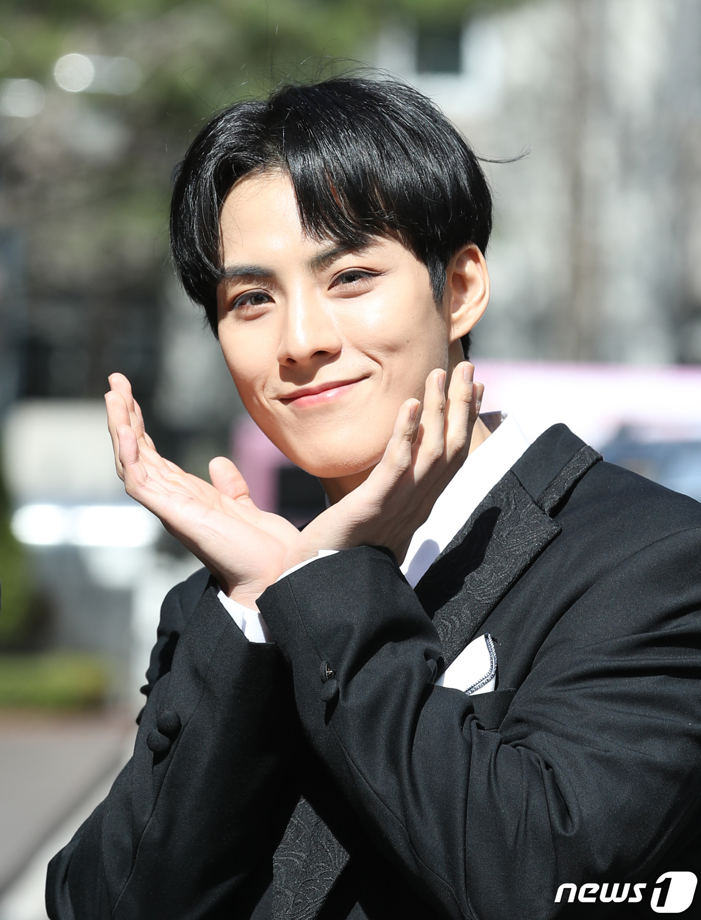 (서울=뉴스1) 권현진 기자 = 그룹 TAN(티에이엔) 성혁이 13일 오전 서울 영등포구 KBS 신관에서 진행된 ‘불후의 명곡’ 600회 특집 아티스트 심수봉 편 녹화에 앞서 인사 …