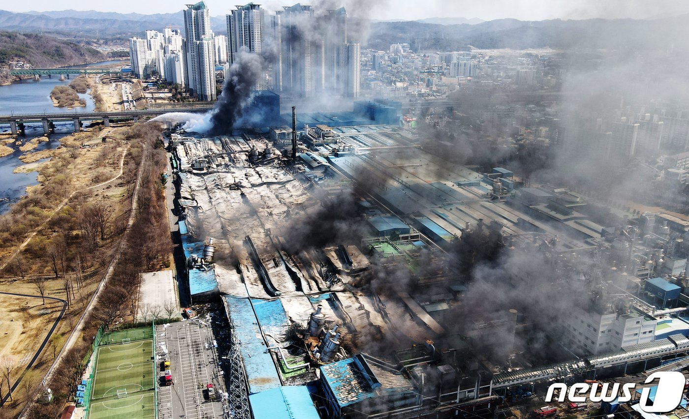  12일 오후 10시9분께 발생한 화재로 한국타이어 대전공장에서 연기가 나는 모습.  ⓒ News1 김기태 기자