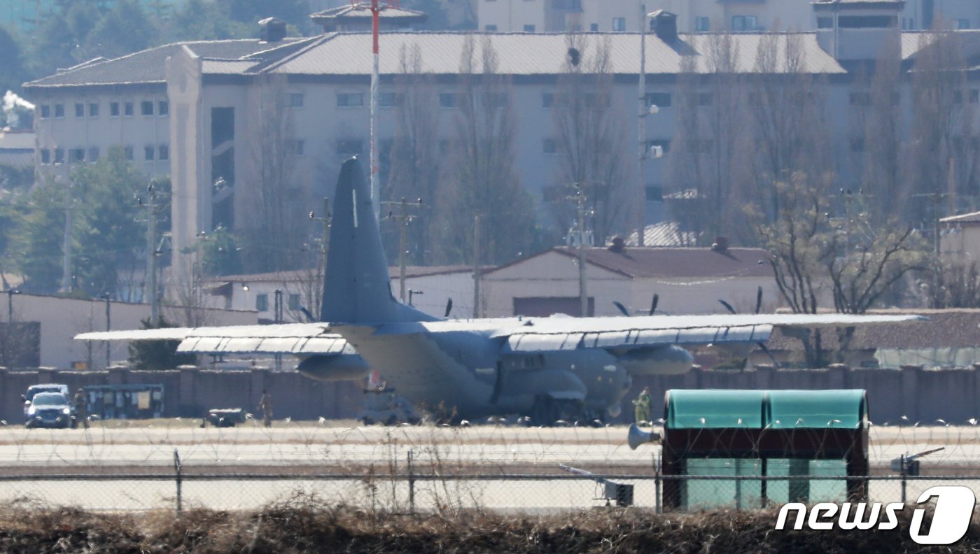 본문 이미지 - 올 전반기 한미연합연습 '자유의 방패'(프리덤실드·FS) 연습을 시작한 13일 오전 경기 평택시 주한미군 오산공군기지에 AC-130J 특수전 항공기가 계류되어 있다.  2023.3.13/뉴스1 ⓒ News1 김영운 기자