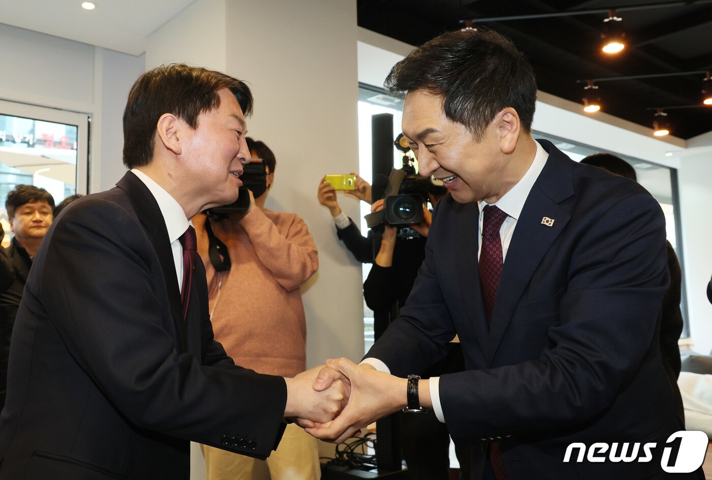 본문 이미지 - 김기현 국민의힘 대표(오른쪽)가 13일 서울 여의도 국회 인근 카페에서 안철수 의원과 만나 인사하고 있다. (공동취재) 2023.3.13/뉴스1 ⓒ News1 유승관 기자