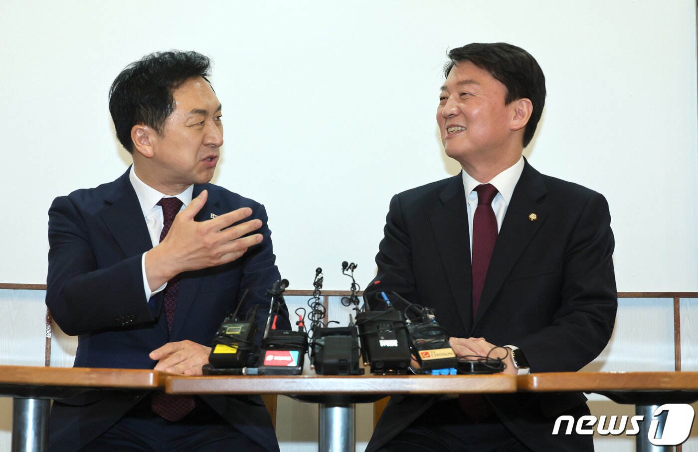 본문 이미지 - 김기현 국민의힘 대표(왼쪽)가 13일 서울 여의도 국회 인근 카페에서 안철수 의원과 만나 인사말을 나누고 있다. (공동취재) 2023.3.13/뉴스1 ⓒ News1 유승관 기자