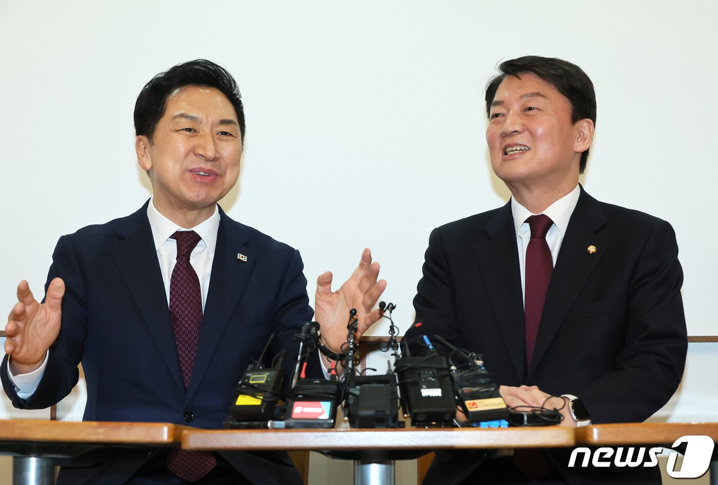 본문 이미지 - 김기현 국민의힘 대표(왼쪽)가 13일 서울 여의도 국회 인근 카페에서 안철수 의원과 만나 인사말을 나누고 있다. (공동취재) 2023.3.13/뉴스1 ⓒ News1 유승관 기자