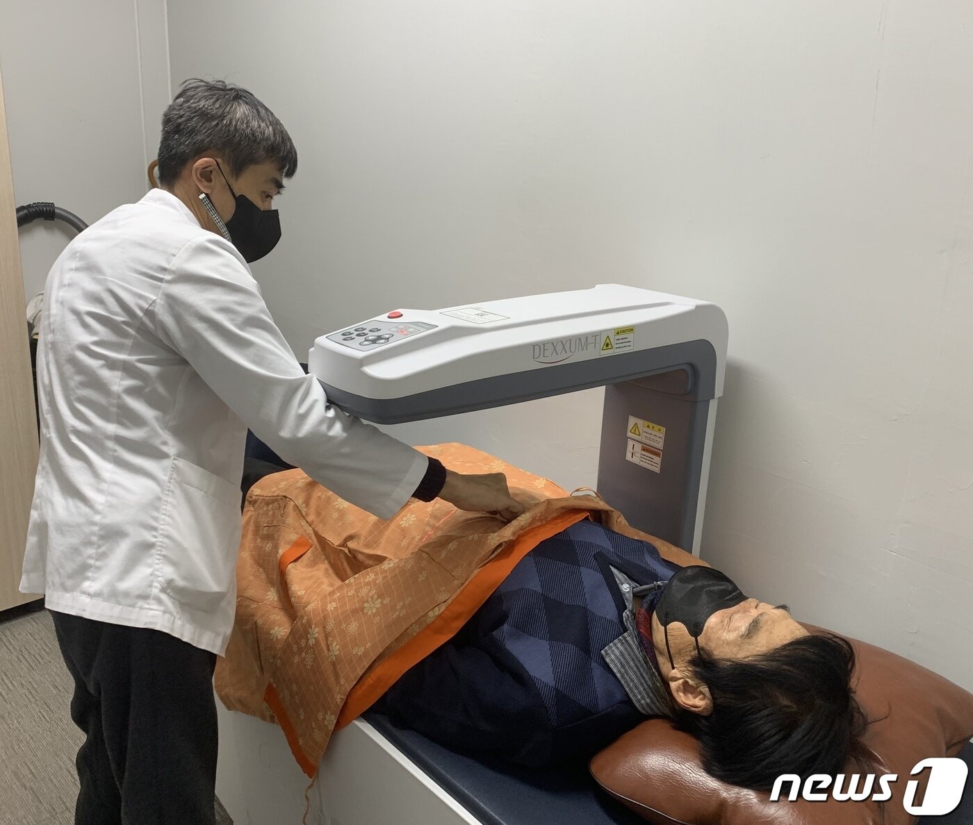 본문 이미지 - 전남 담양군이 지역주민 골다공증 예방을 위한 골밀도 검사장비를 도입해 연중 운영한다.(담양군 제공) (기사 내용과 무관한 자료 사진.) 2023.3.13./뉴스1