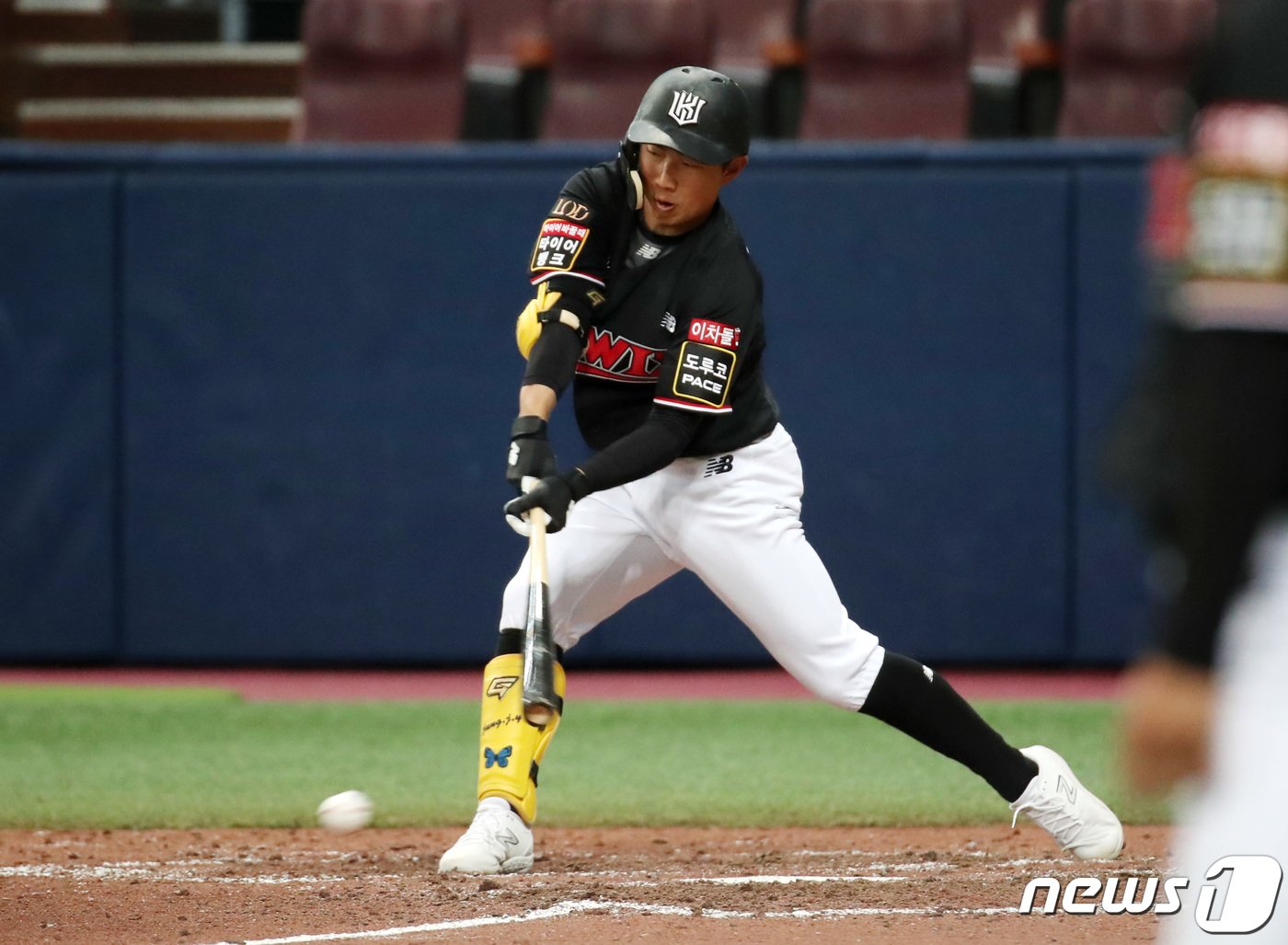 13일 오후 서울 구로구 고척스카이돔에서 열린 2023 한국프로야구&#40;KBO&#41; kt 위즈와 키움 히어로즈의 시범경기에서 kt의 7회초 2사 만루 상황때 정준영이 땅볼을 날리고 있다. 2023.3.13/뉴스1 ⓒ News1 구윤성 기자